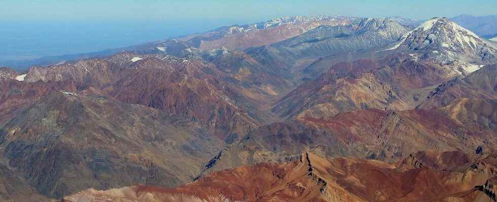 Tectonics or erosion controlling the height of mountains