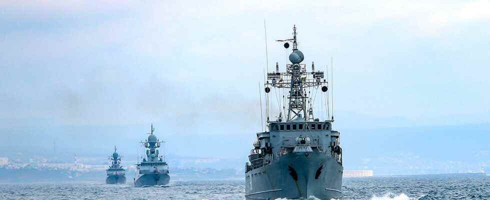 The Russian navy is practicing in the Baltic Sea