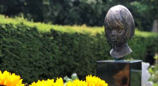 Thieves steal bronze statue from childs grave in Utrecht You