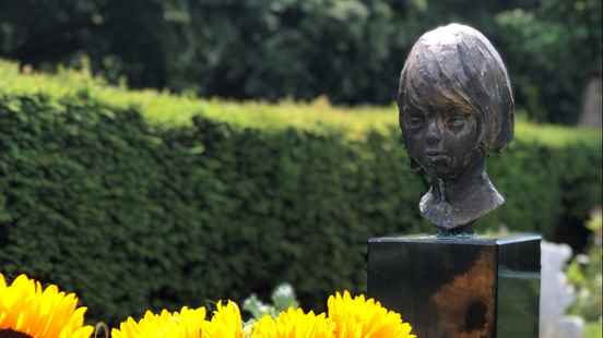 Thieves steal bronze statue from childs grave in Utrecht You