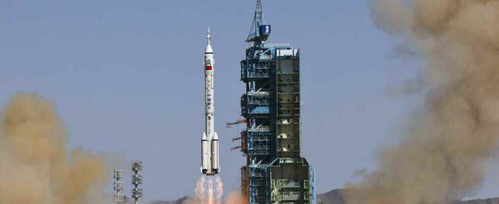 successful takeoff for Shenzhou 14 which flies to the Chinese space