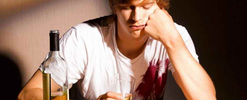 Drinking alone in adolescence increases risk of alcoholism later