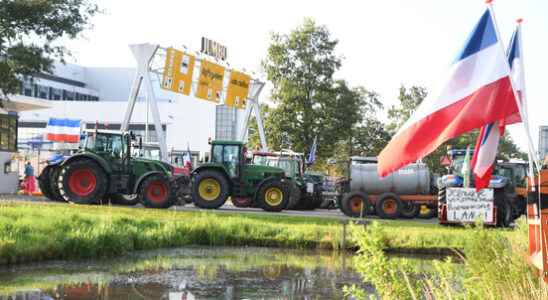 Farmers block Jumbo and AH distribution centers in Woerden Nieuwegein