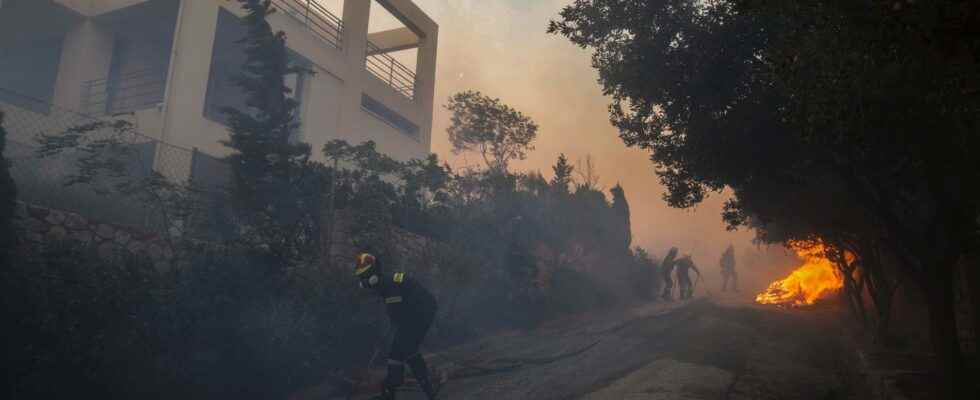 Hundreds flee fire in Greece
