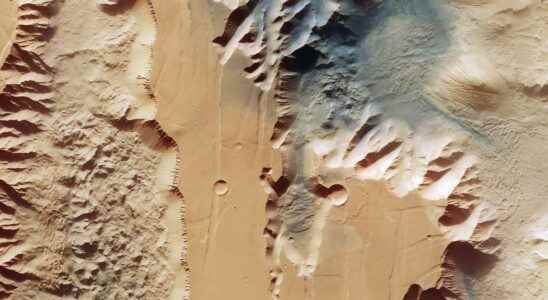 March Explore the interior of Valles Marineris the largest canyon
