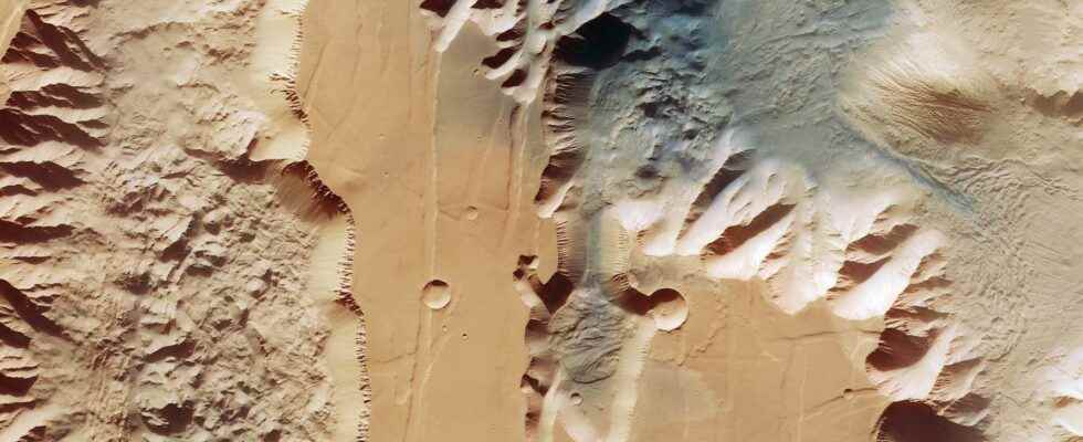 March Explore the interior of Valles Marineris the largest canyon