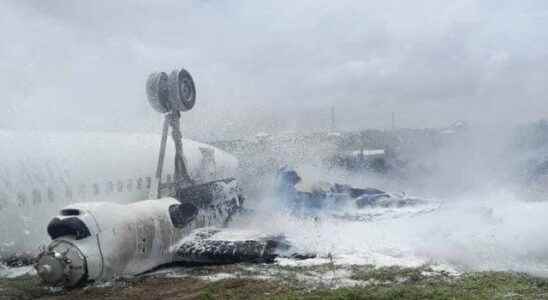 Plane crash in Somalia Passenger plane flipped over and crashed