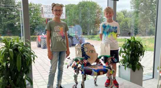 Primary school students in Woerden offer future chair So that