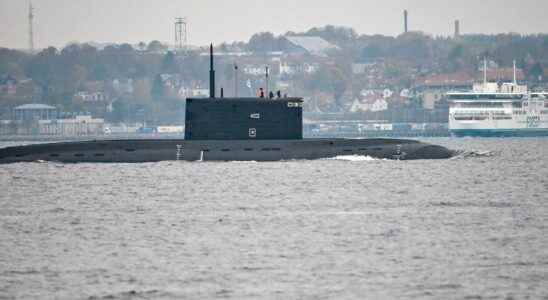 Russian submarine in the Baltic Sea is followed by Danish