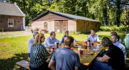 Rutte talks to farmers in Leusden Good conversation with enormous