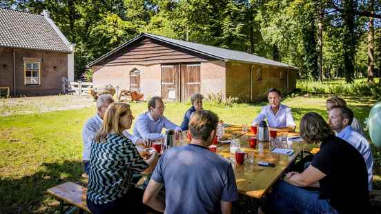 Rutte talks to farmers in Leusden Good conversation with enormous