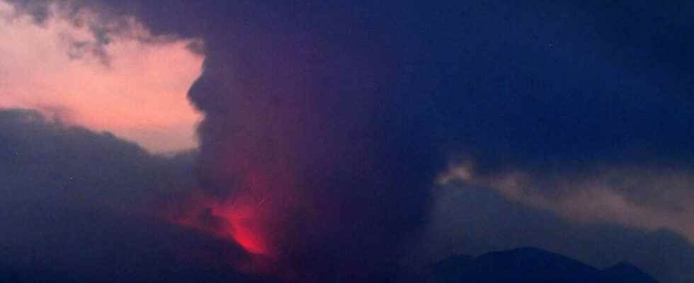 Sakurajima volcano erupts and triggers high alert