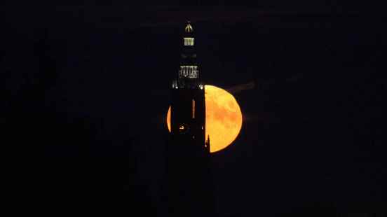 Super moon in full glory in the picture with Lange