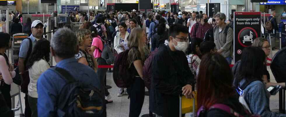 UK wants to avoid airport chaos for summer vacation