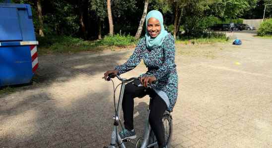 Willy gives cycling lessons to refugees It is a first