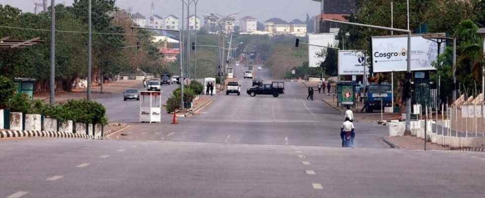 gunmen open fire at an army checkpoint near Abuja