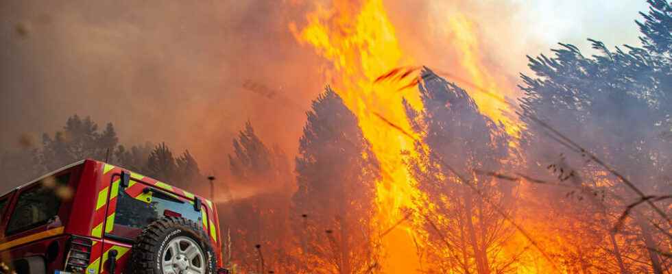 in France the gigantic fire which devastates the Gironde is