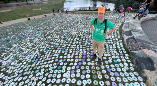 Artist Pet throws his Sea of ​​Ceedees over the hill