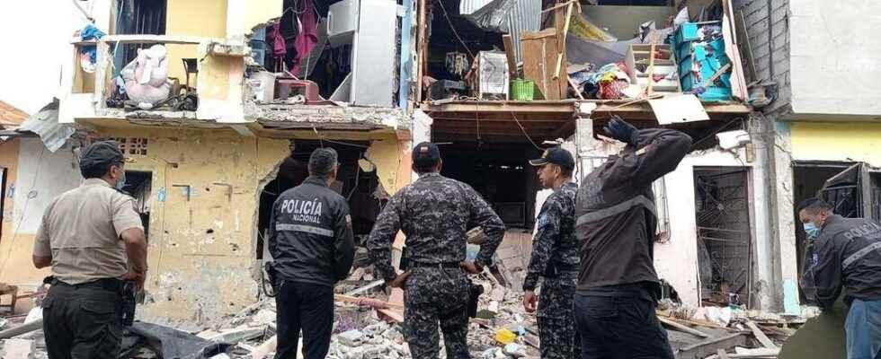 Bomb attack kills at least five people in Guayaquil