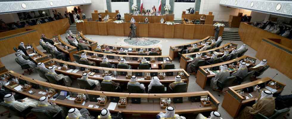 Dissolution of Parliament in Kuwait mired in the political crisis