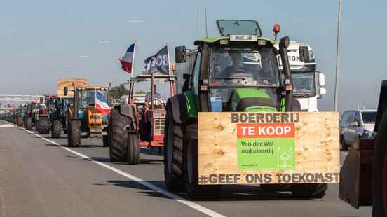 Farmers will campaign during Vuelta Flags banners and a gigantic