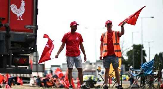 Felixstowe port workers continue strike