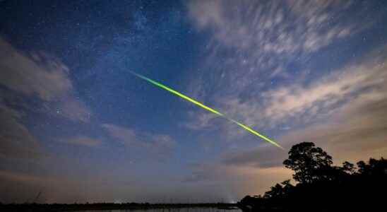 Green meteors appearing in the sky how to explain their