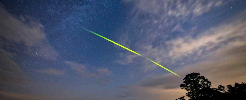 Green meteors appearing in the sky how to explain their
