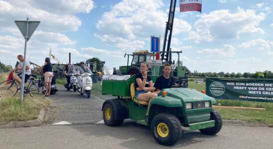 Hundreds of farmers gathered along the Vuelta route