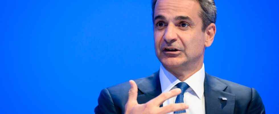 Mitsotakis admits wiretapping of politicians