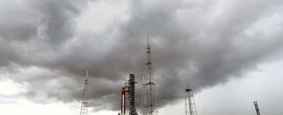 Nasas rocket ready for moon trip despite lightning strike