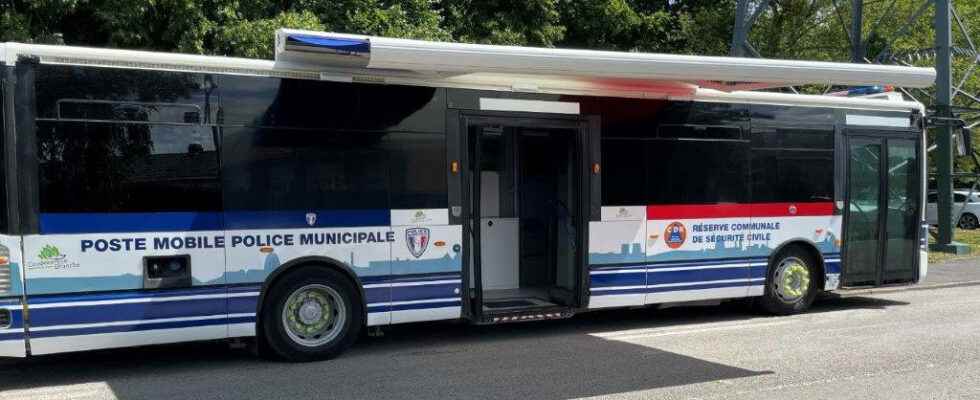 The buses 15 a mobile police station in the North