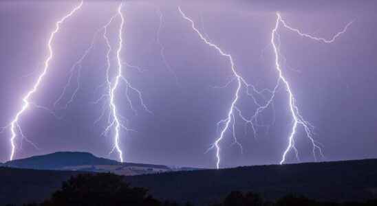 Two dead after lightning strikes near the White House