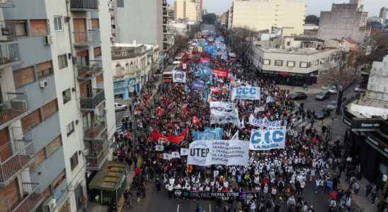 in Argentina tens of thousands of demonstrators in the street