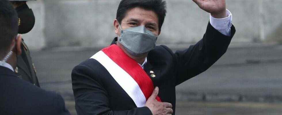 in Peru the police raid the presidential palace