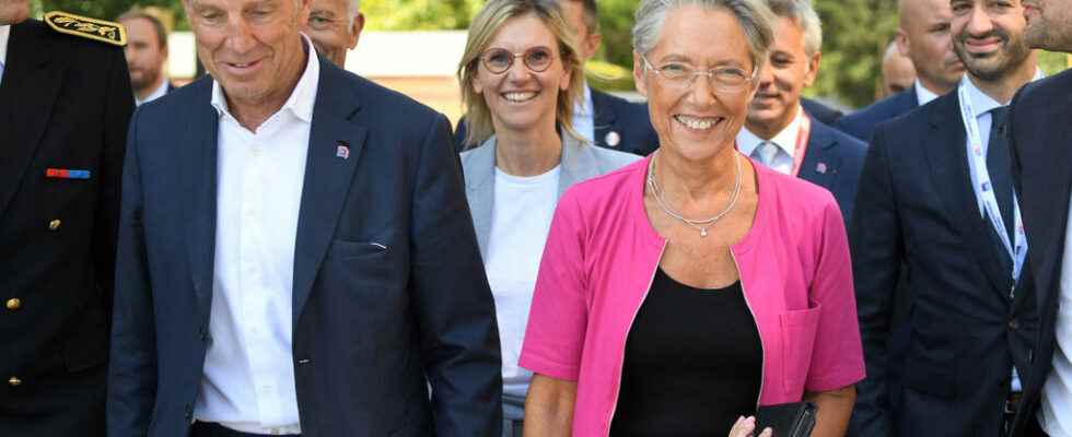 in front of the Medef Elisabeth Borne calls on companies