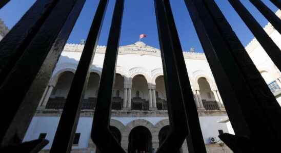 the administrative court of Tunis suspends the dismissal of the