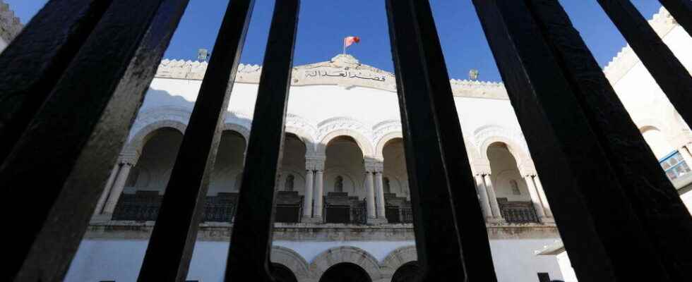 the administrative court of Tunis suspends the dismissal of the