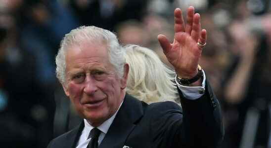 Charles III applauded on his arrival at Buckingham Palace national