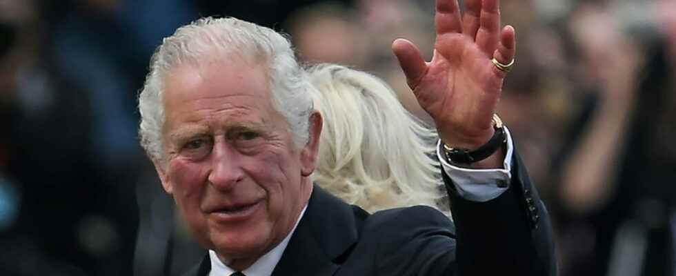 Charles III applauded on his arrival at Buckingham Palace national