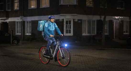 Many Utrecht bicycle couriers work without a permit insurance and