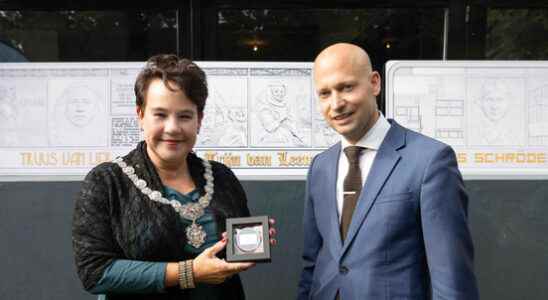 Mayor Dijksma receives silver piece with Trijn van Leemput because