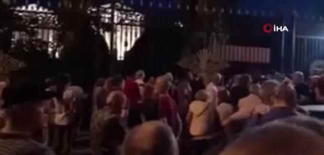 Protesters against Nikol Pashinyan gathered in front of the parliament