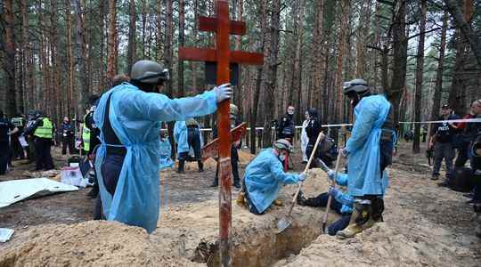 Ukraine the international community shocked by the mass grave of