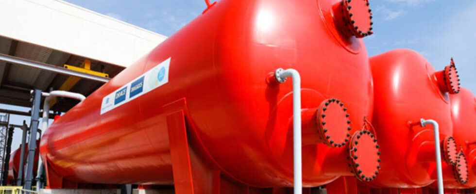 how does a seawater desalination plant work