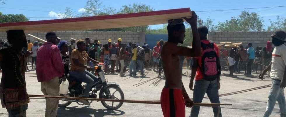looting continues in the streets of Gonaives which are sinking