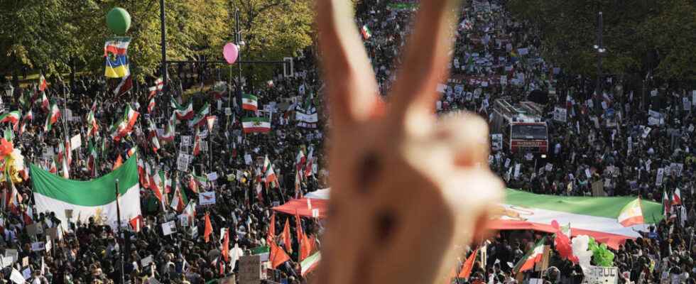 80000 people demonstrate in Berlin against repression in Iran