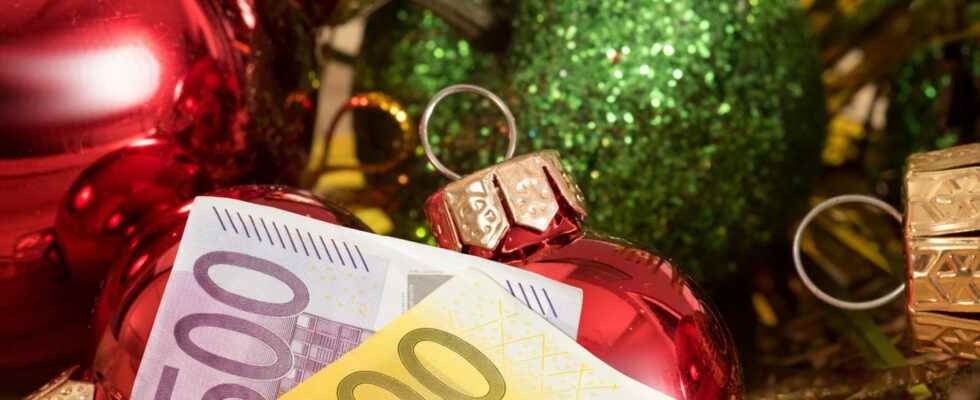 Christmas bonus 2022 for whom and when