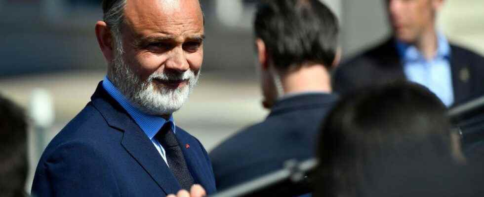 Covid management Edouard Philippe placed under the status of assisted