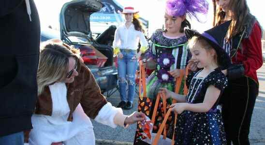 Crowd of candy seekers await Trunk or Treat